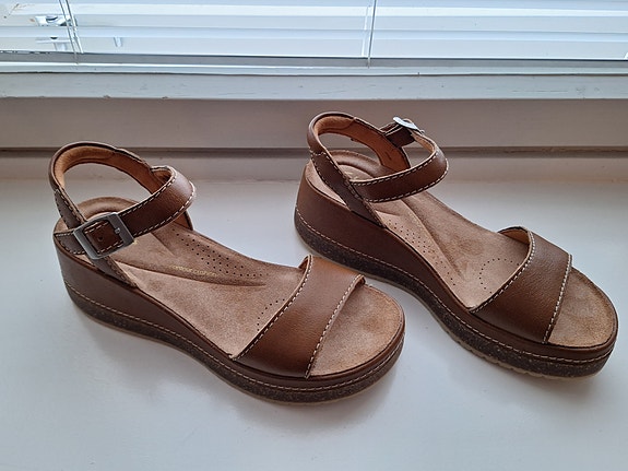 Clarks sandaalit 37,5