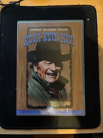 John Wayne: "Kova kuin kivi", DVD-elokuva