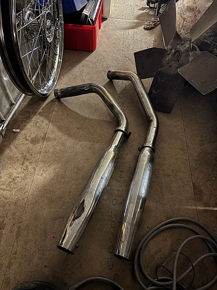 Harley Davidson Shovelhead ja Sportster. Putkia ja öljysäiliöitä