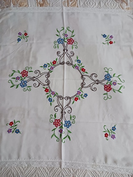 Vintage pieni 66x68 cm Kaunis kirjailtu pitsireunainen liina,