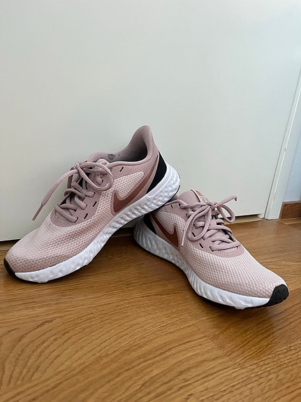 Nike Revolution