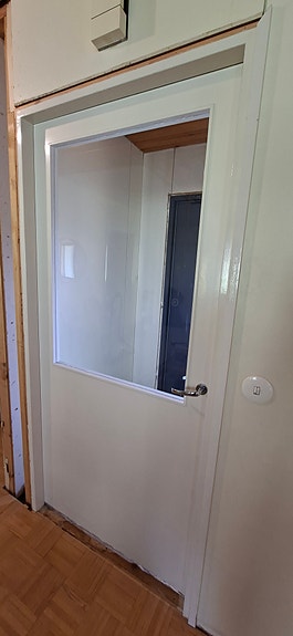 Ikkunallinen väliovi karmeineen