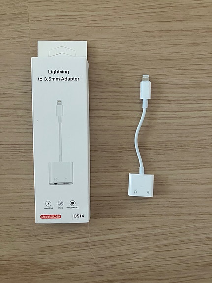 Lightning - 3.5mm AUX ja Lightning -adapteri