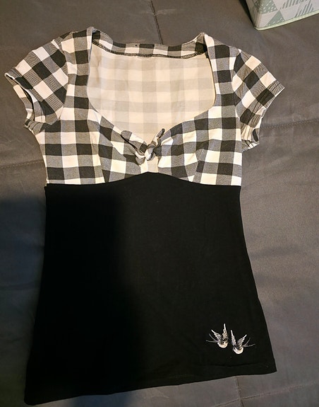 Pin up-tyylinen paita
