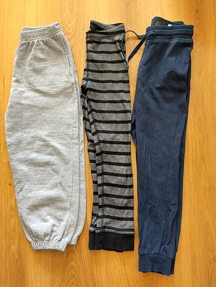 kolmet housut: 2 x collegehousut, 1 x legginsit, koot: iso 110, 110/116, 122