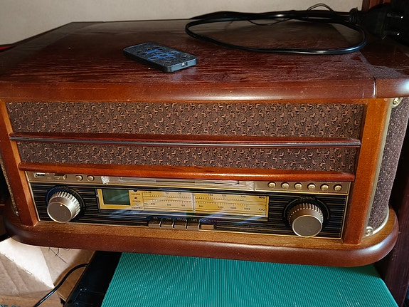 Radio, levari, CD, kasetti, MP3 ym