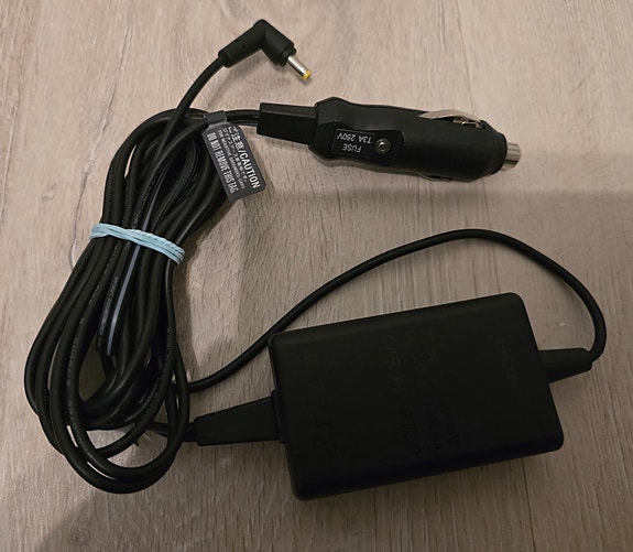 PSP konsolin laturi autoadapterilla