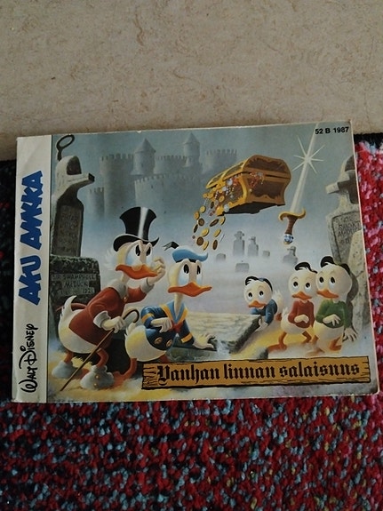 Aku Ankka Vanhan linnan salaisuus sarjakuva-albumi 1987