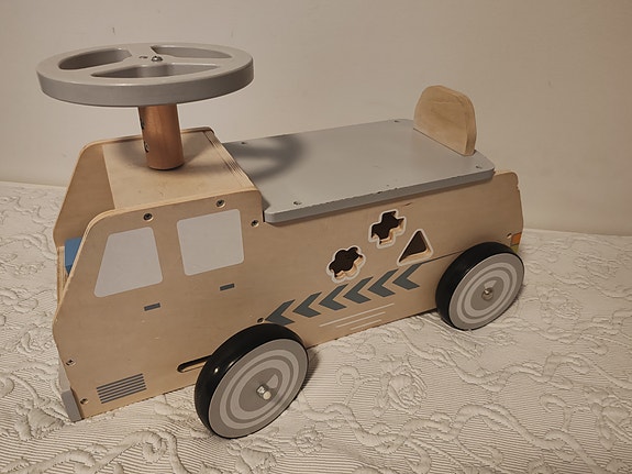 Puinen puolalainen potkuauto
