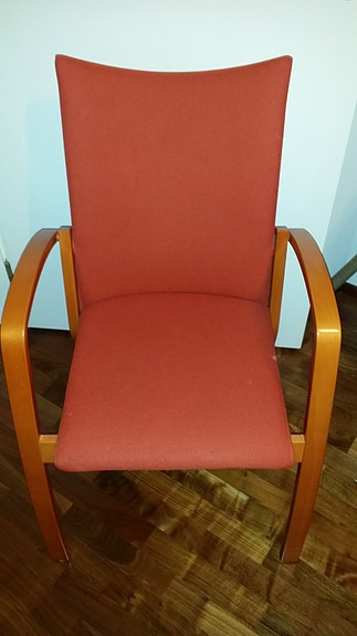 Pehmustettu puutuoli