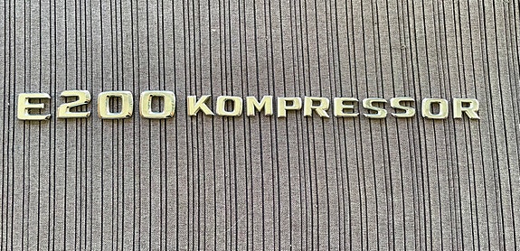 Mercedes-Benz E200 Kompressor takaluukun teksti