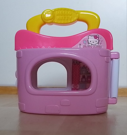 Hello Kitty -talo, salonki