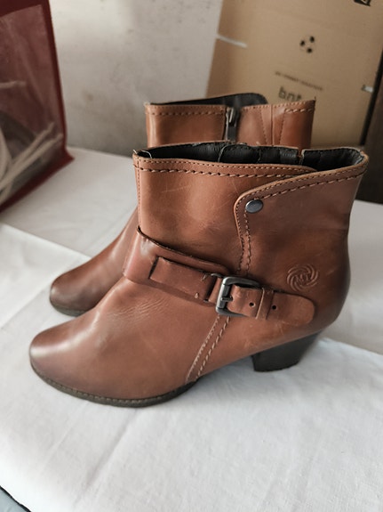 Ruskeat bootsit