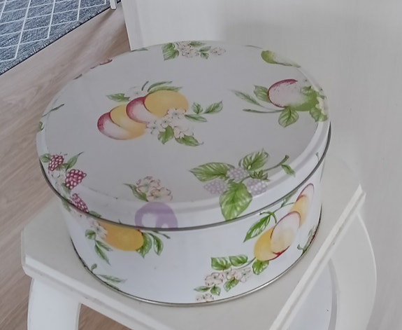 Myydään peltinen säilytysrasia