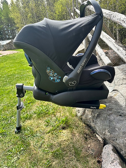 Maxi-Cosi turvakaukalo 0–13 kg musta +telakka autoon