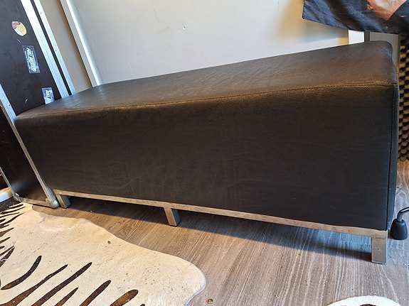 Pitkä penkki metallijaloilla