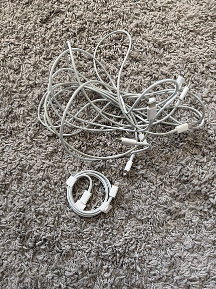 Apple laturi ja Lightning‑kaapelit