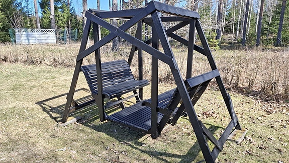 Puinen pihakeinu neljälle, musta