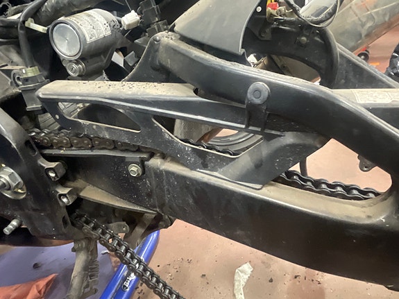 Suzuki GSX-R 1000 K5 takahaarukkapaketti