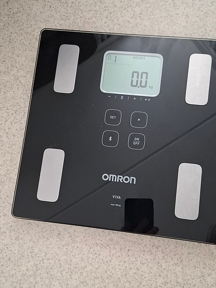 Omron digitaalinen henkilövaaka musta