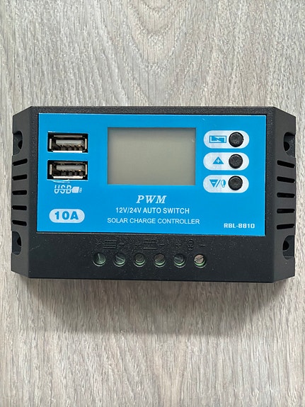 PWM 10A 12V/24V aurinkopaneelin lataussäädin USB-liitännöillä