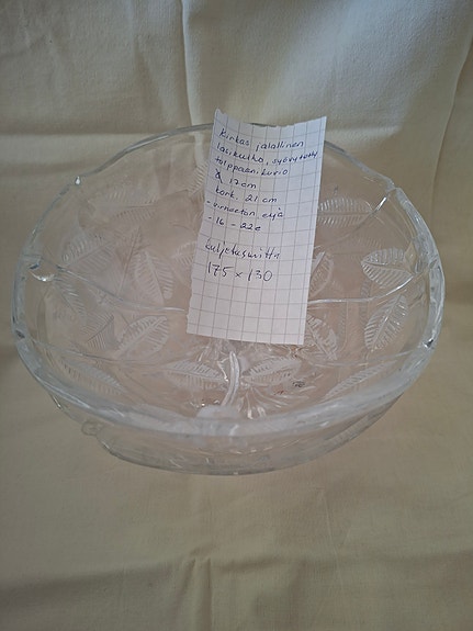 Jalallinen lasikulho kannella