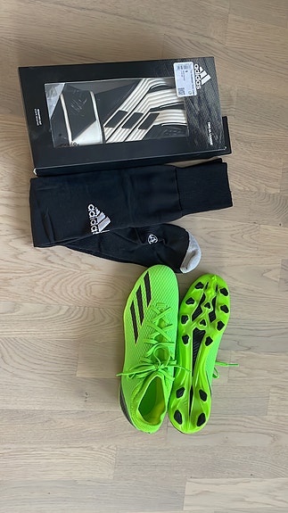 Adidas-jalkapallosetti (kengät, hanskat ja sukat)