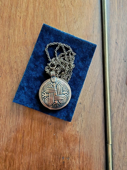 Kalevalakoru riipus kaulakoru Hannunvaakuna