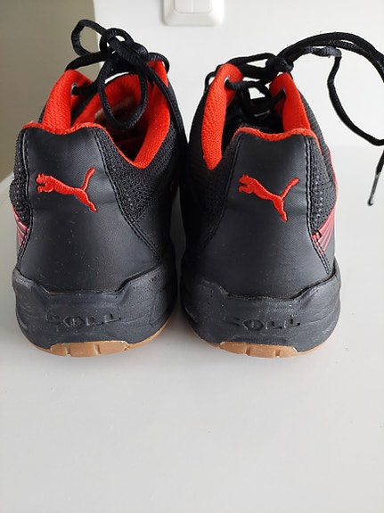 Puma sisäpelikengät koko 46 musta–punainen