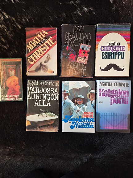 Myydään 7 kpl Agatha Christien kirjoja