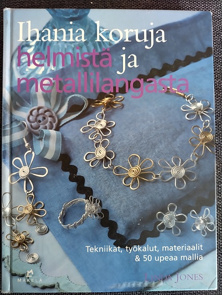 Ihana koruja helmistä ja metallilangasta -kirja