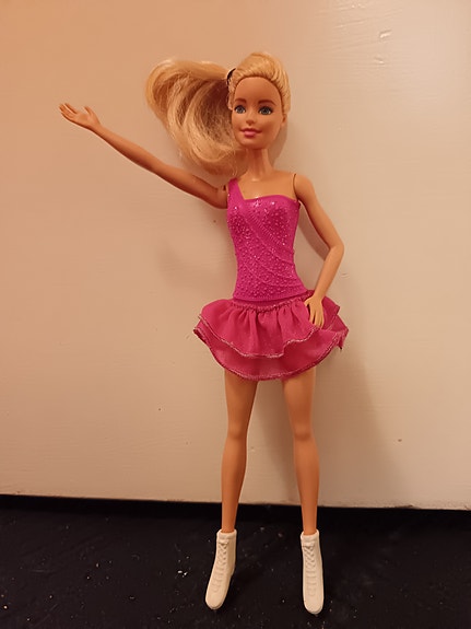 Luistelija Barbie pinkissä mekossa