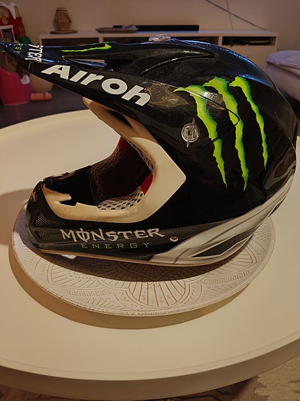 Airoh motocross-kypärä Monster Energy musta