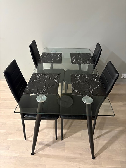 Lasinen ruokapöytä + 4 tuolia