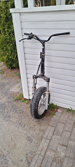 Skootterin keula nestelevyjarrulla