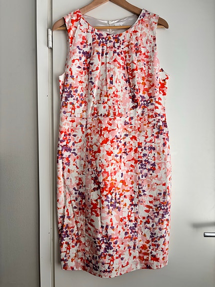 Värikäs mekko