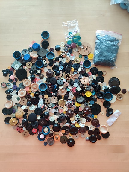 Sekalainen nappilajitelma ja neppareita