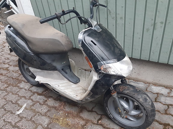 derbi atlantis skootteri musta/harmaa varaosiksi
