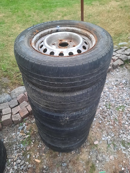 Takaveto hiace renkaat vanteilla