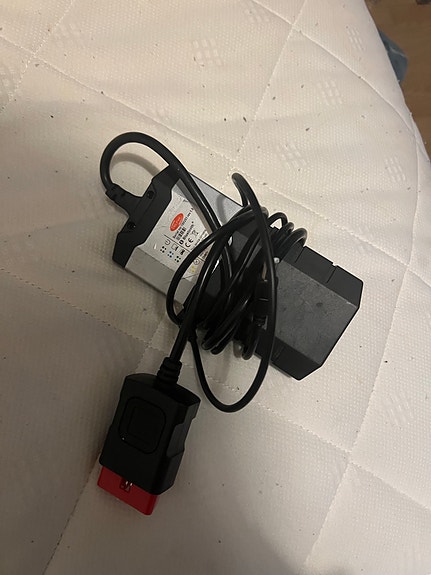 Auton OBD2 vikakoodinlukija kaapelilla