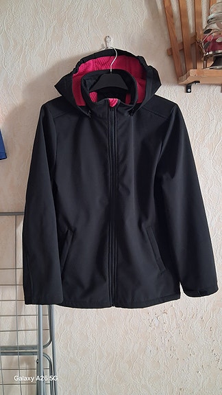 Musta softshell takki