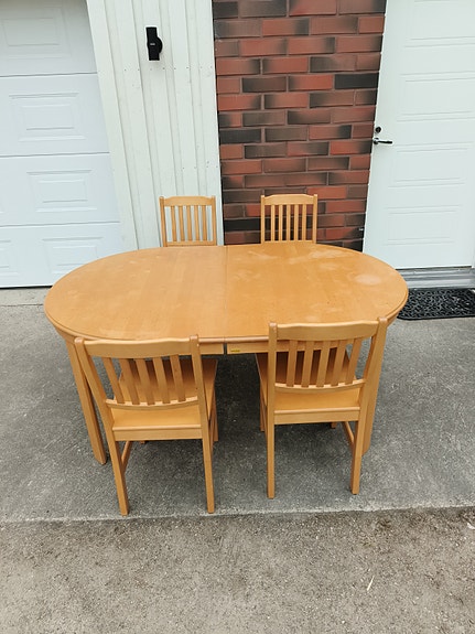 Soikea muotoinen Esse ruokapöytä ja 4 tuolia