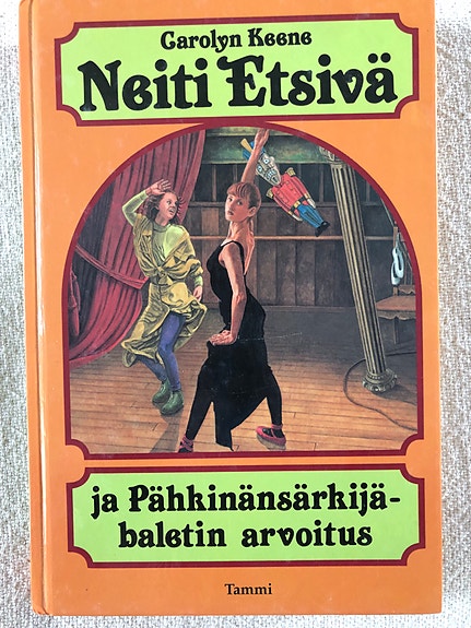 Neiti Etsivä ja Pähkinänsärkijäbaletin arvoitus - kirja