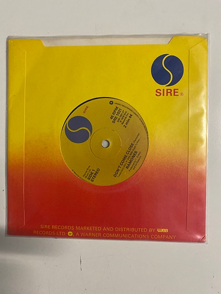 Ramones – Don’t Come Close / I Don’t Want You 7" single Sire