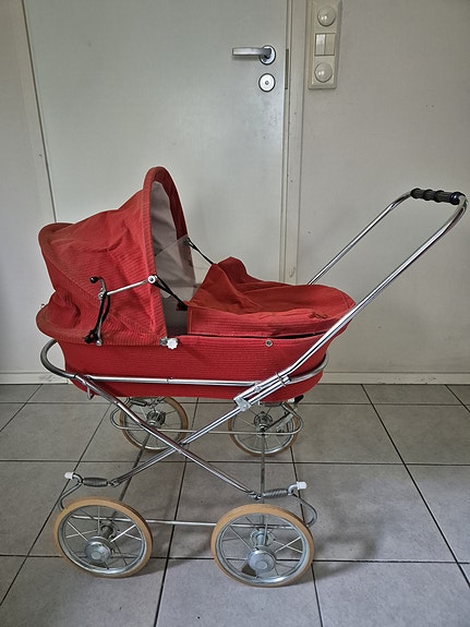 Punaiset retro nukenvaunut