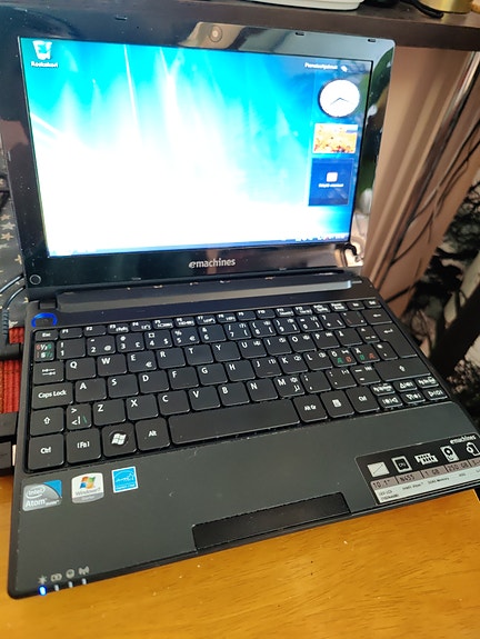 Acer eMachines 10" miniläppäri.