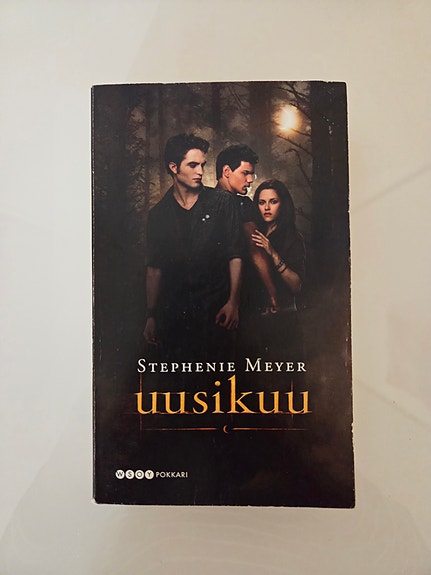 Stephenie Meyer Uusikuu pokkari suomeksi