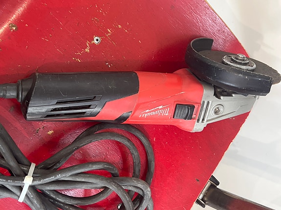 MILWAUKEE AGV 15-125XC Kulmahiomakone