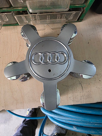 Audi alkuperäiset vanteen keskimerkit