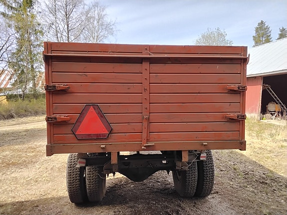 Traktorin vetävät kippikärryt